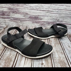 Sofft black and white strappy sandals size 7.5